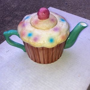 Vintage TeaFor2 Cupcake shaped teapot